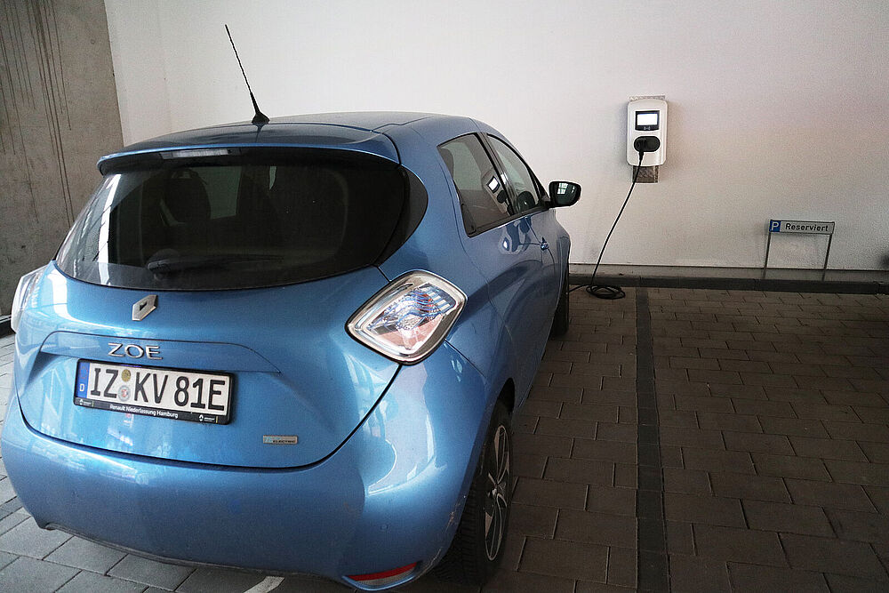 Elektro-Auto an der Tanksäule im Kirchlichen Zentrum Elmshorn