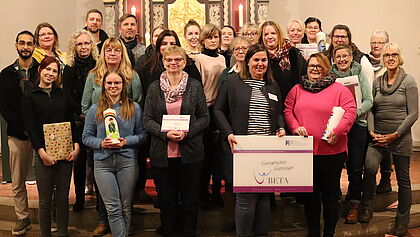 Ein Gruppenfoto mit allen Beteiligten Kita-Teams, die mit dem evangelischen Gütesiegel beta ausgestattet wurden.