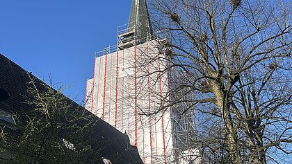 Turn Turm von St. Nikolai in ein Gerüst verhüllt