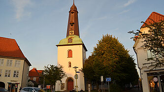 Ansicht der Stadtkirche im Spätsommer