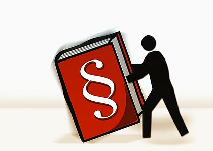 Zeichnung: Mann trägt Gesetzbuch