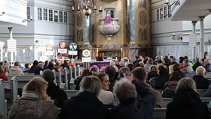Volle Kirche in Wilster. St. Bartholomäus war sehr gut besucht, als der Mittelstand den Gottesdienst #miteinander feierte.
