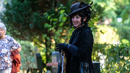 Frau in Schwarz auf dem Friedhof