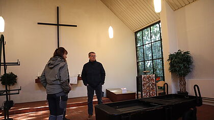 Gesprächsszene zwei Personen in der Kapelle