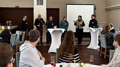 Sechs Mitglieder aus dem synodalen Kita-Ausschuss eröffnen den Dankesnachmittag in einem Saal in der Nähe von Elmshorn.