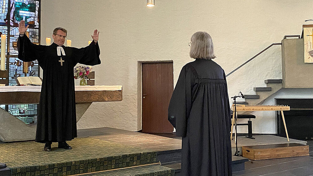 Propst Stadtland segnet Pastorin Johannigmann