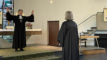Propst Stadtland segnet Pastorin Johannigmann