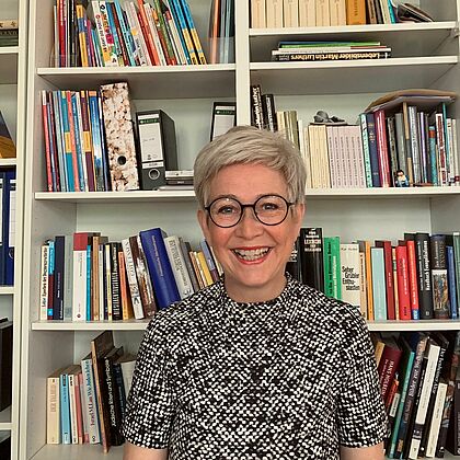 Pastorin Anne Wöckener-Gerber vor einem Bücherregal