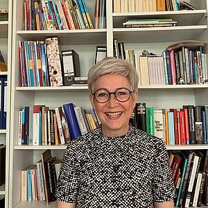 Pastorin Anne Wöckener-Gerber vor einem Bücherregal