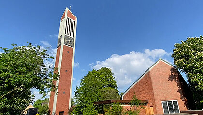 Außenansicht der Thomaskirche Elmshorn mit dem Turm links und dem nebenstehenden Kirchgebäude.
