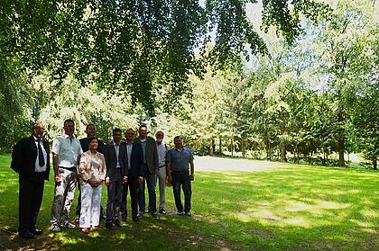 Gruppe von Menschen vor muslimischen Grabfeldern in Itzehoe