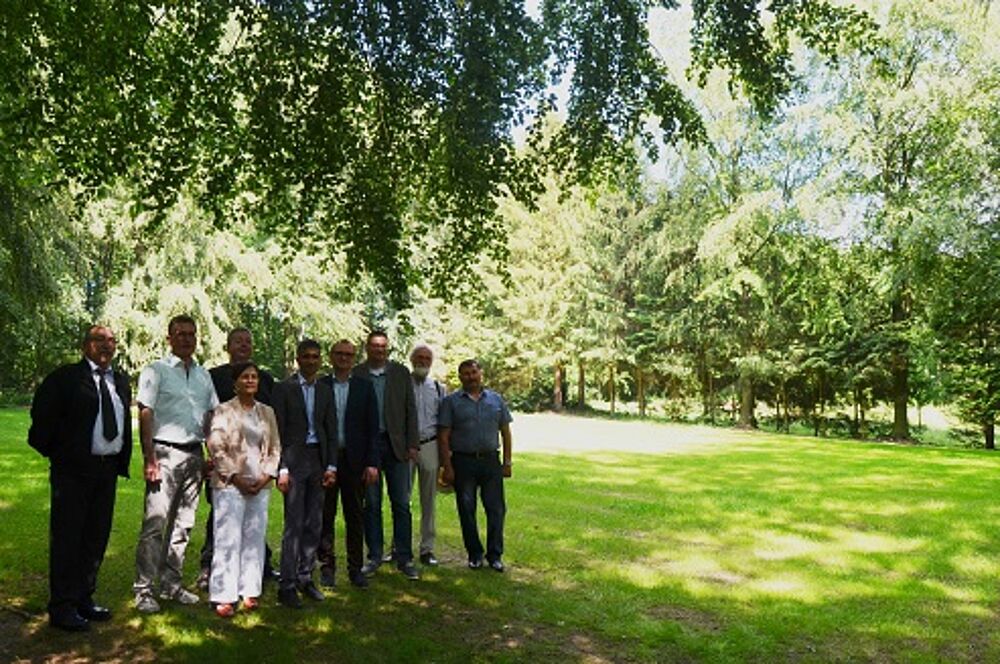 Gruppe von Menschen vor muslimischen Grabfeldern in Itzehoe