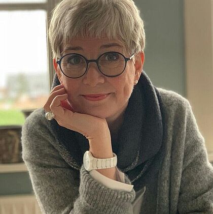 Porträt von Pastorin Anne Wöckener-Gerber, Dietrich-Bonhoeffer-Kirchengemeinde Itzehoe