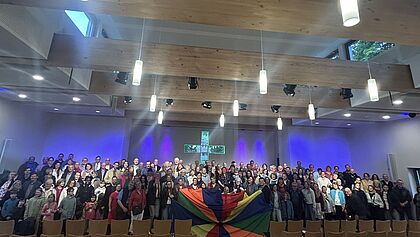 Gruppenbild unterm Kreuz nach dem Gottesdienst