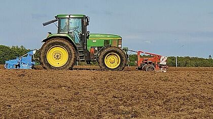 Ein Traktor pflügt einen Acker um