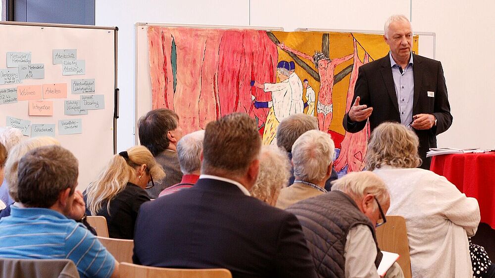 Josef Kleier, Caritas Sozialwerk Lohne, spricht im Kirchlichen Zentrum Elmshorn vor Interessierten 