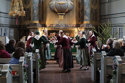 Die Landfrauen tanzen in der St.-Bartholomäuskirche in Wilster anlässlich der Schleswig-Holsteinischen Landeserntedankfestes.