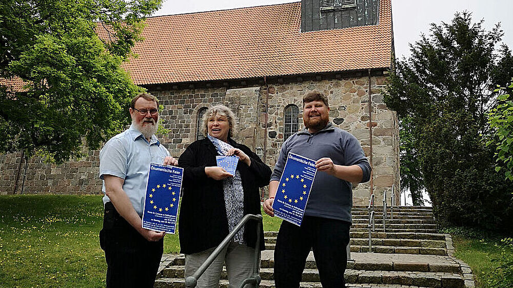 Pastor Lothar Volkelt, Heike Riemann vom KDA und Pastor Jens Haverland vor der St.-Cyriacus-Kirche in Kellinghusen ein.
