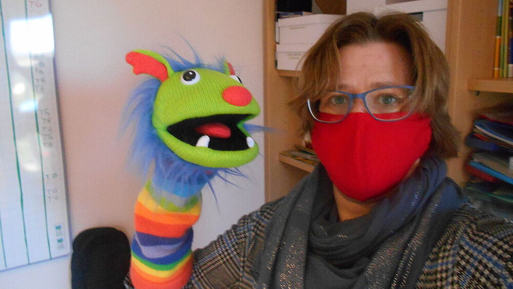 Die bunte Handpuppe namens Kimo und Karen Moeller