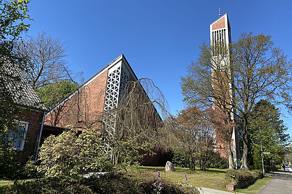 Thomaskirche in Elmshorn im Frühjahr vor blauem Himmel
