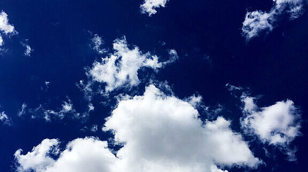 Blauer Himmel mit weißen Wolken