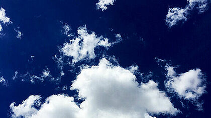 Blauer Himmel mit weißen Wolken
