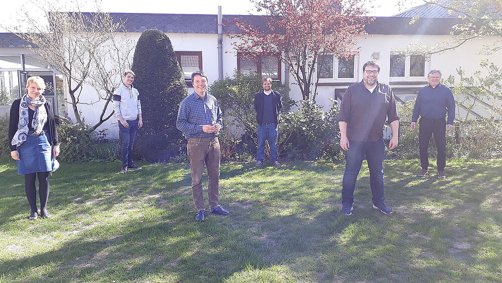 Die teilnehmenden Pastorinnen und Pastoren auf der Wiese: Wiebke Bähnk, Hans-Christian Baden-Rühlmann, Dietmar Gördel, Felix von Gehren-Leweke, Andreas Kosbab und Arne Findeisen
