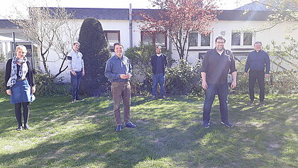 Die teilnehmenden Pastorinnen und Pastoren auf der Wiese: Wiebke Bähnk, Hans-Christian Baden-Rühlmann, Dietmar Gördel, Felix von Gehren-Leweke, Andreas Kosbab und Arne Findeisen