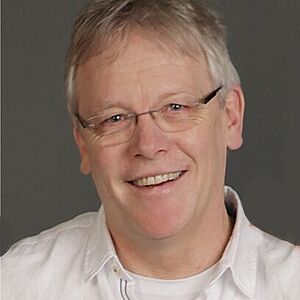 Pastor Jens Siebmann lächelt in die Kamera