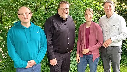 Wir Menschen stehen auf einer Wiese