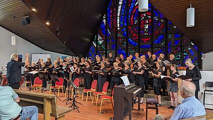 Sängerinnen und Sänger im Altarraum der Lutherkirche