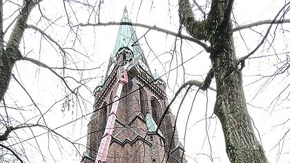 An dem Turm von St. Nikolai ist ein Kran angelehnt