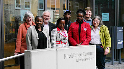 Ursula Röhl, Wynnie Mbindyo, Albert Röhl, Lilian Maina, Bischof Zacharia Kahuthu, Mary Karanja, Jens Haverland und Maren Schlotfeld 