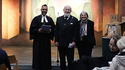 Das Foto zeigt Propst Steffen Paar mit Renate Wilms-Mazisch und Uwe Wilms nachdem der Geistliche den beiden das Ansgarkreuz verliehen hat.