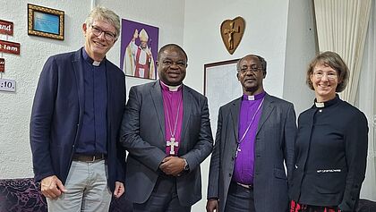 Dirk Fanslau, Ökumenepastor des Kirchenkreises Rantzau-Münsterdorf, Dr. Alex Malasusa, Bischof der ELCT, Ole Kutuk Meliyio, Bischof der KELC, Pastorin Katharina Davis, Afrikareferentin der Nordkirche, im Büro von Bischof Malasusa.