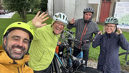 Vier fröhliche Personen auf Fahrrädern