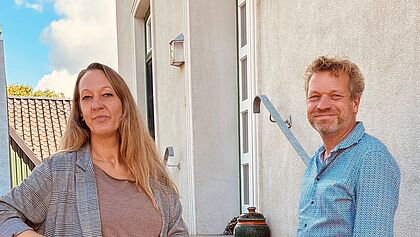 Wohngrupenleiterin Jasmin Tschernatsch und Diakonie -Geschäftsführer Thorsten Sielk stehen vor dem Hauseingang