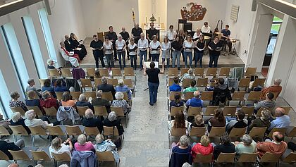 In der hellen und voll besetzten Osterkirche in Klein Offenseth-Sparrieshoop tritt der Chor vorm Altar auf.