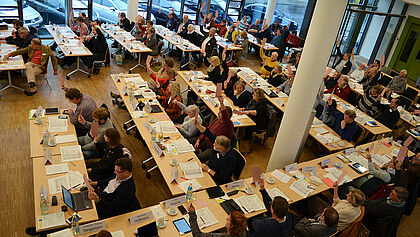 Abstimmung auf einer Synode im Kirchlichen Zentrum Elmshorn