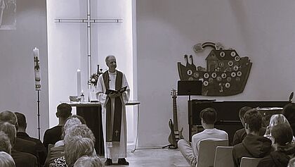 Pastor Tobias Jäger in der Osterkirche vor seiner Gemeinde. 