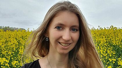 Klimakoordinatorin Geeltje Bauer vor einem blühenden Rapsfeld