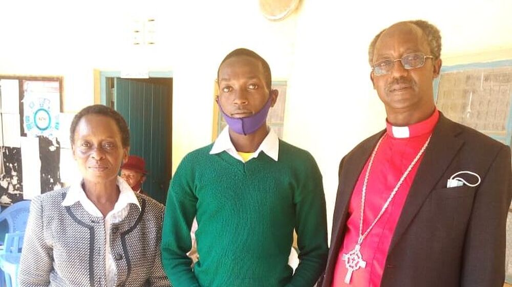 Ein über den Schulfond geförderten Schüler mit Pastorin Margarete Obaga und Bischof Ole Jones Kutuk Meliyio