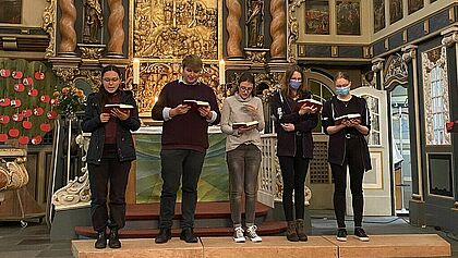 Jugendliche vor dem Altar in der St. Nikolai Kirche Elmshorn