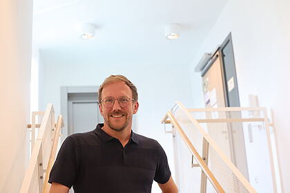 Enzo Pietzsch steht auf der Treppe des Kirchlichen Zentrums Elmshorn