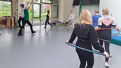 Frauen üben Hula Hoop