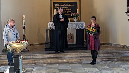 Propst Thielko Stadtland mit Gabi Petersen im Altarraum der Kirche. 