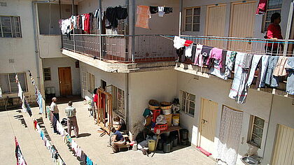Innenhof des Panganihauses in Nairobi, Kenia