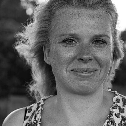Schwarz-weiß Porträt von Pastorin Stefanie Warnke