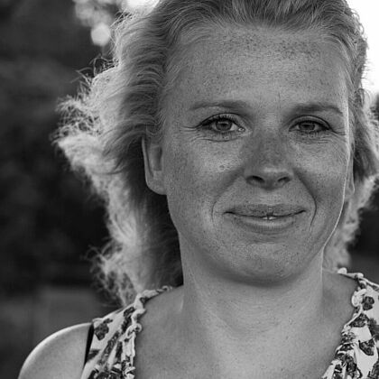 Schwarz-weiß Porträt von Pastorin Stefanie Warnke