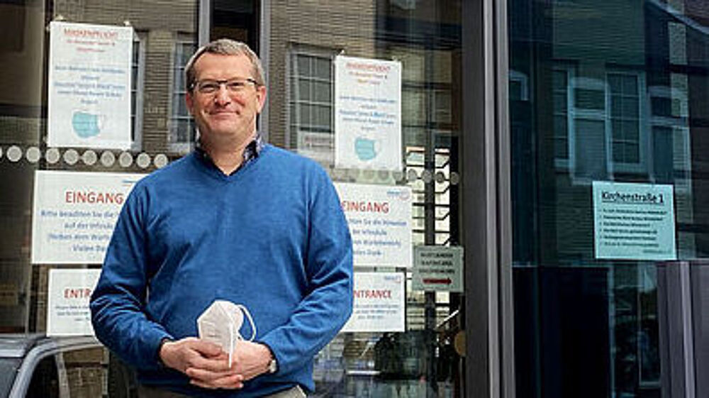 Propst Thielko Stadtland vor dem Kirchlichen Zentrum Elmshorn